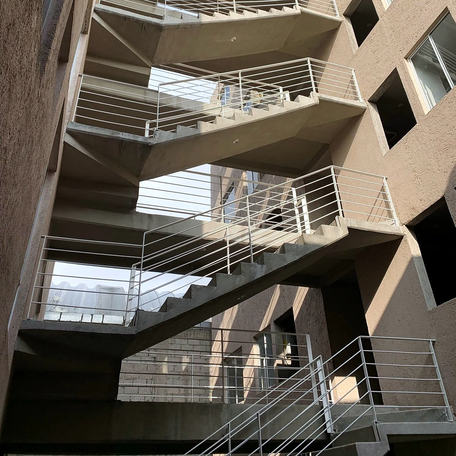 Escaleras exteriores del conjunto habitacional de 40 viviendas en la colonia Doctores